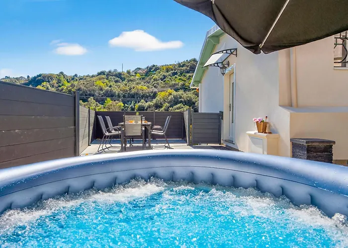 Acacias - Agreable Maison Mitoyenne - Jacuzzi - Parking Prive